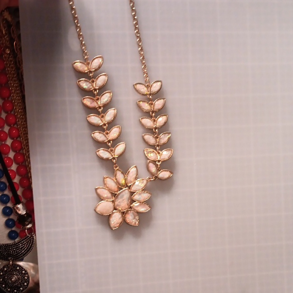 Elegant Gold Floral Necklace